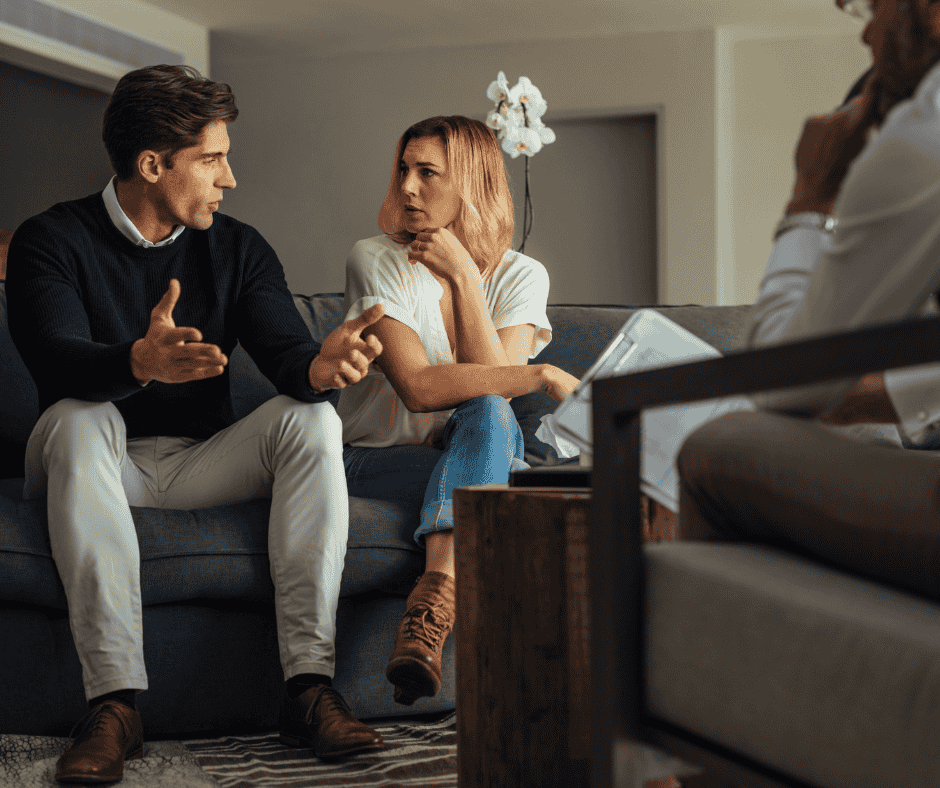 Pareja acudiendo a terapia de pareja en Oviedo para mejorar