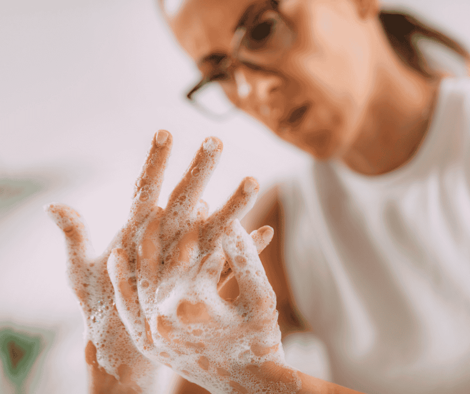 Mujer con TOC lavándose las manos compulsivamente