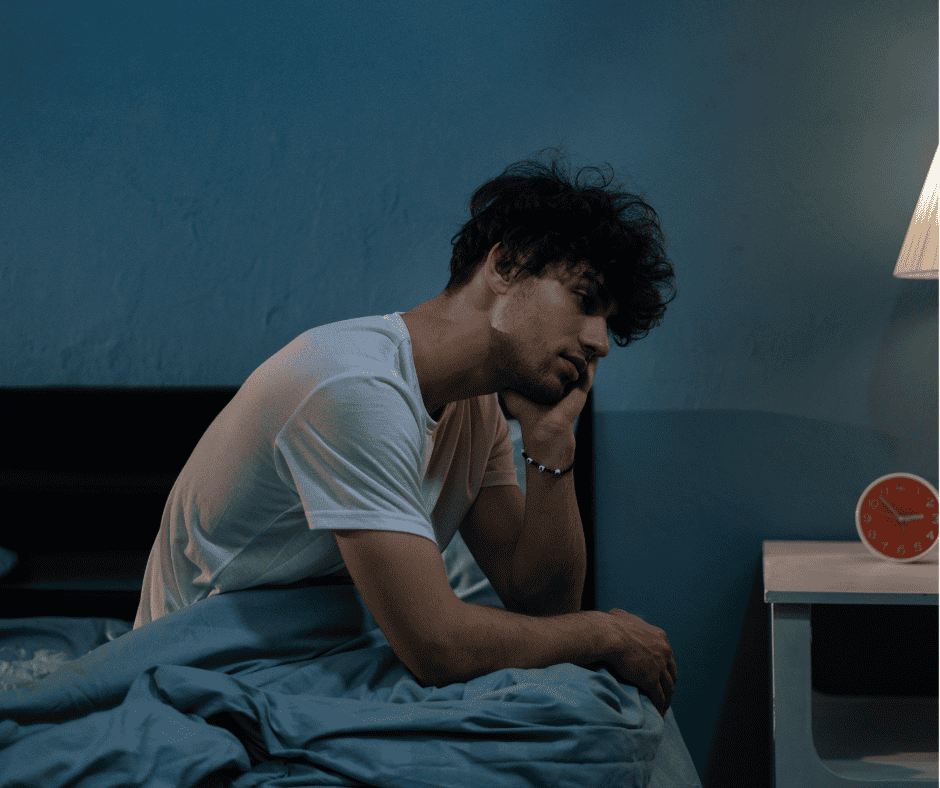 hombre padeciendo trastornos del sueño