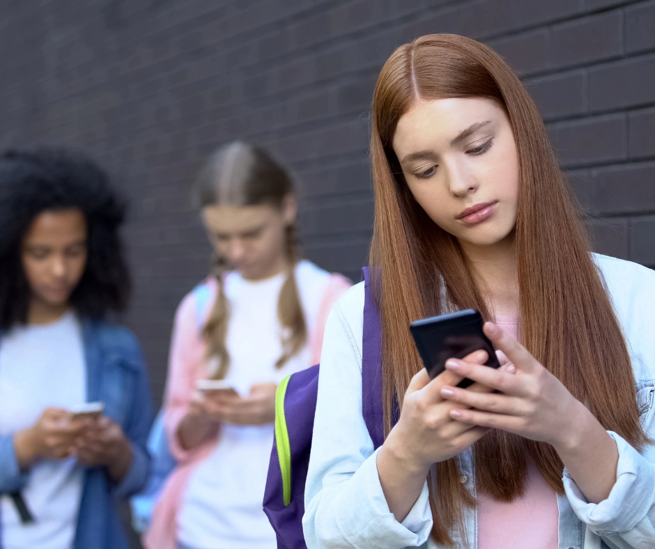 adolescentes con el móvil en redes sociales