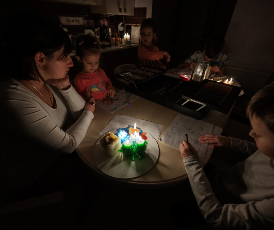 Familia jugando durante el apagón nacional