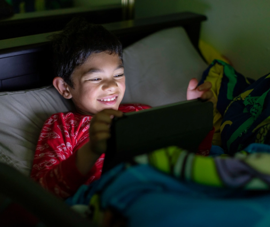 Niño con la tablet antes de dormir