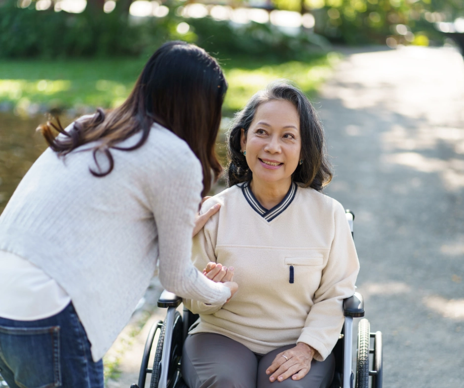Persona sobrecargada mentalmente cuidando de un mayor