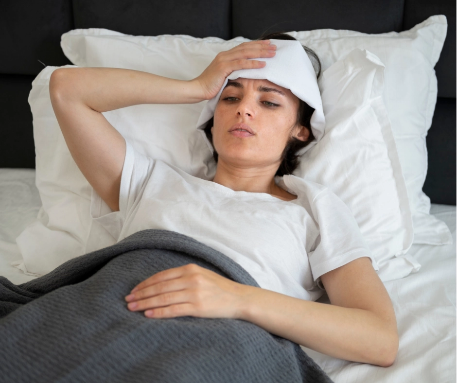 Mujer tumbada en la cama pasando calor