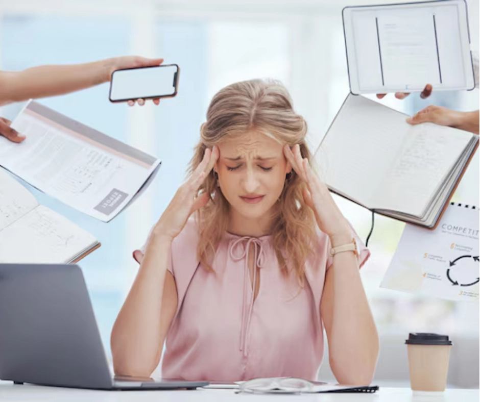 Mujer en la oficina estresada por múltiples tareas