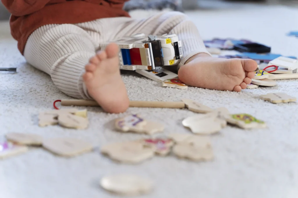 Niño jugando con piezas de madera y un camión