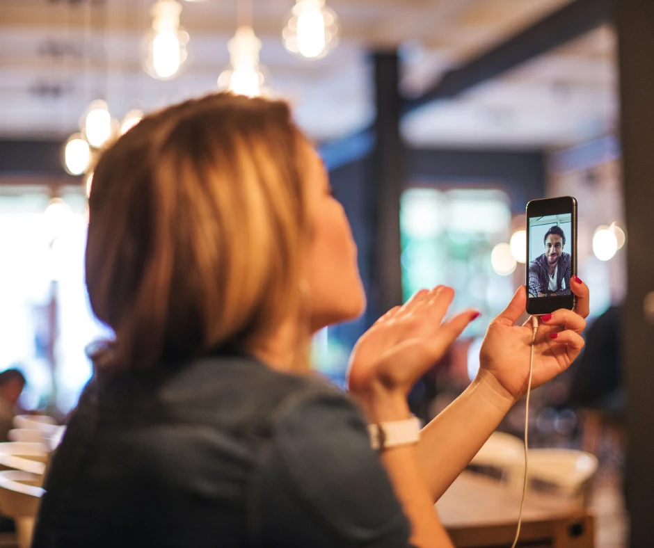 Pareja con relación a distancia teniendo una cita