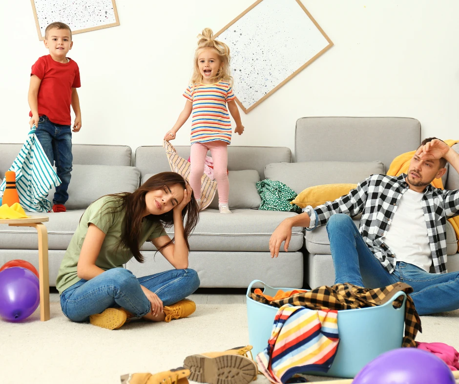 Pareja sufriendo el estrés parental del verano
