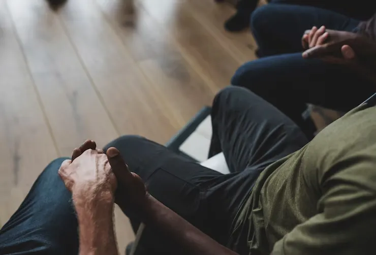gente reunida en terapia por adicciones