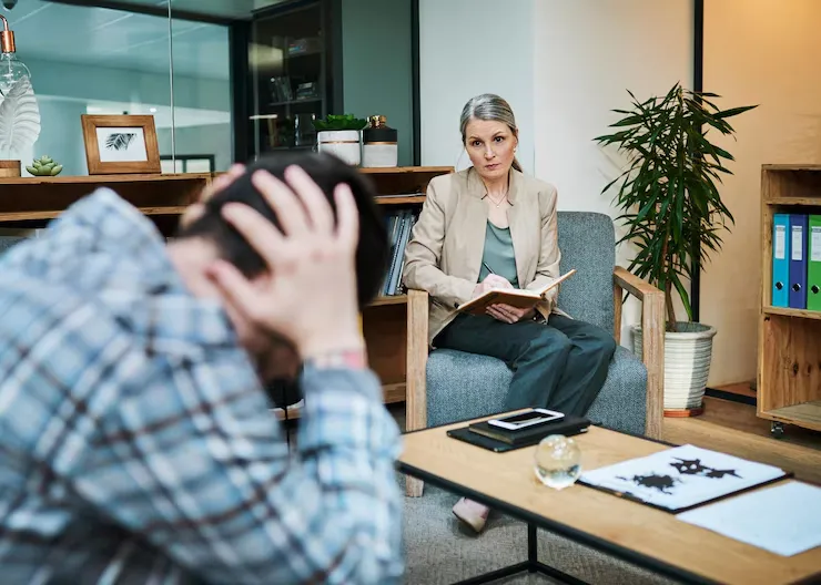 Hombre en el psicólogo por problemas laborales