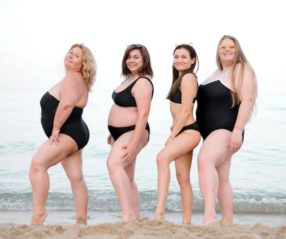 Mujeres en la playa contentas con su imagen corporal