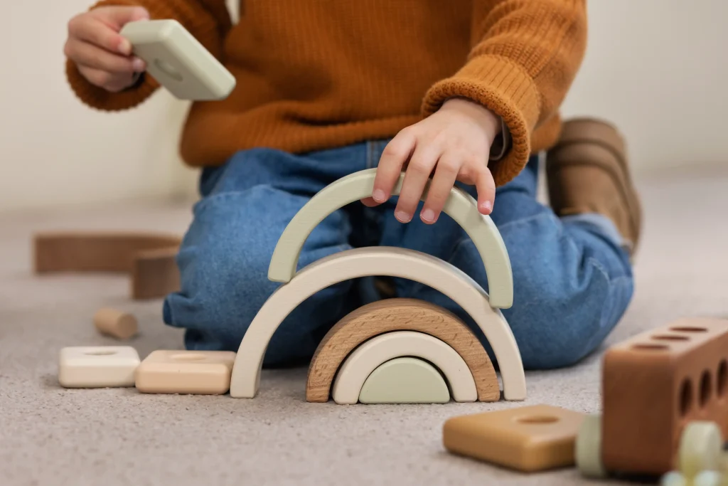 Niño jugando con piezas de madera