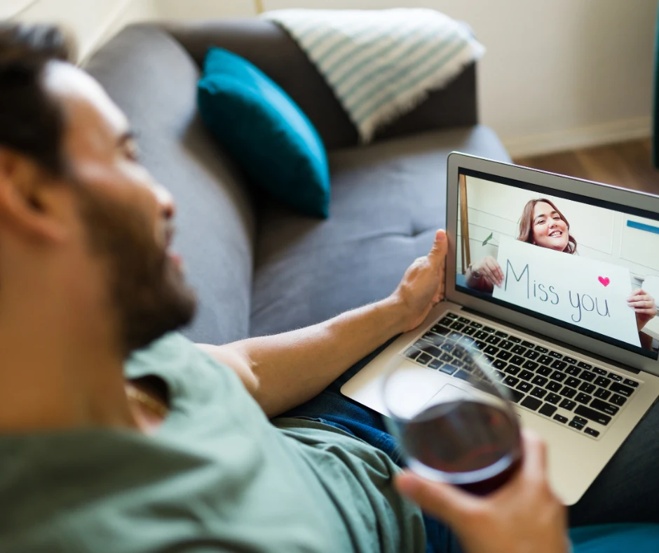 Pareja con relación a distancia teniendo una cita