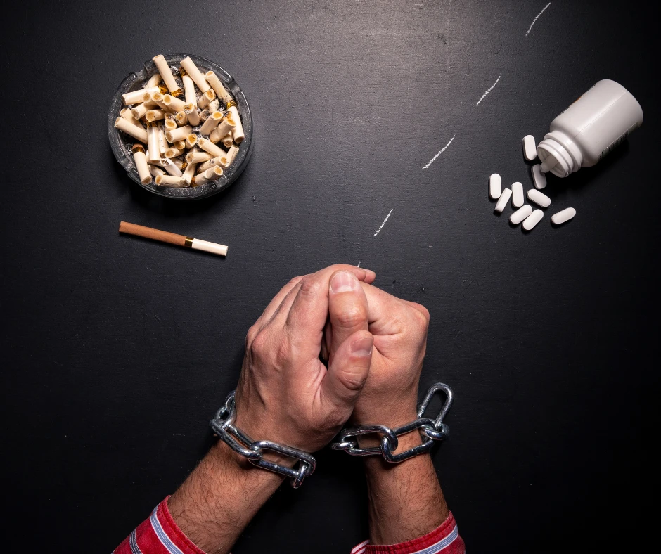 persona atada por sus adicciones