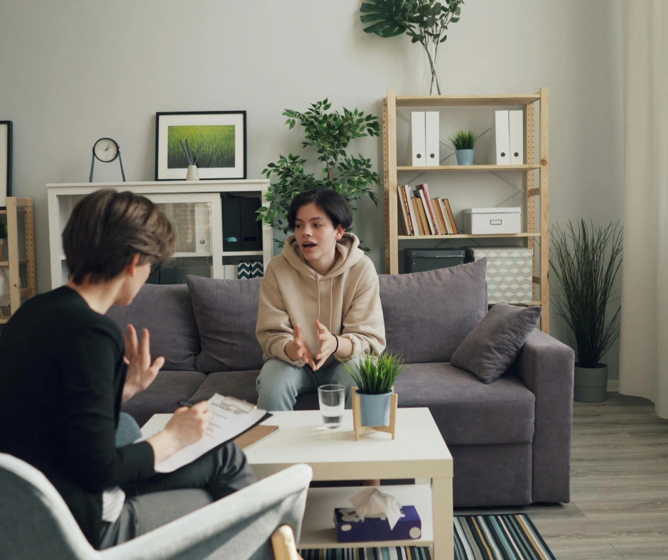 Adolescente acudiendo a un psicólogo en Oviedo