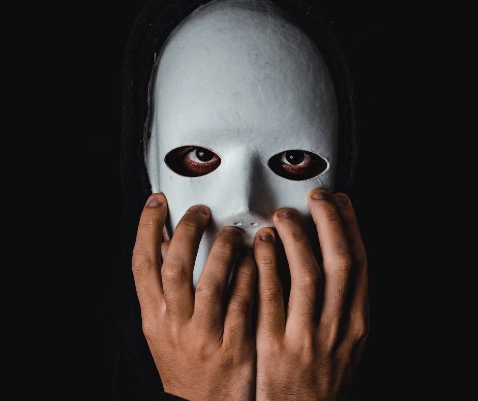 persona con máscara sufriendo el síndrome del impostor