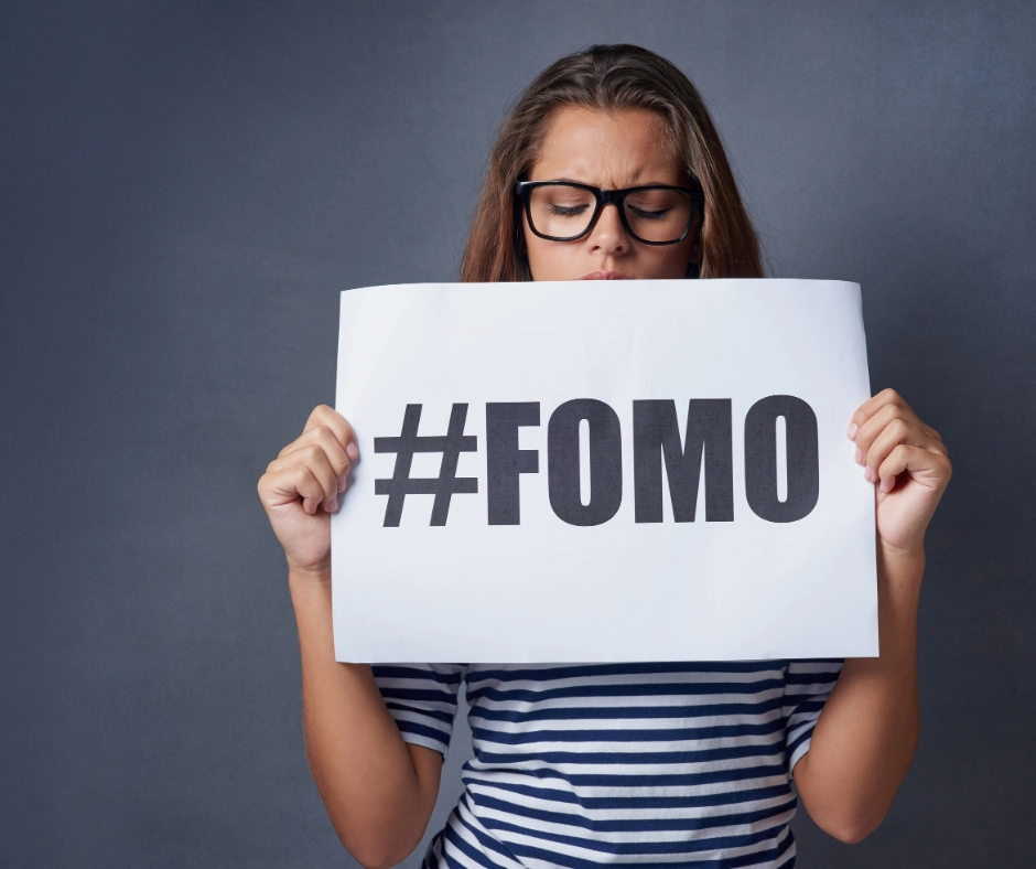 mujer con un cartel de fomo
