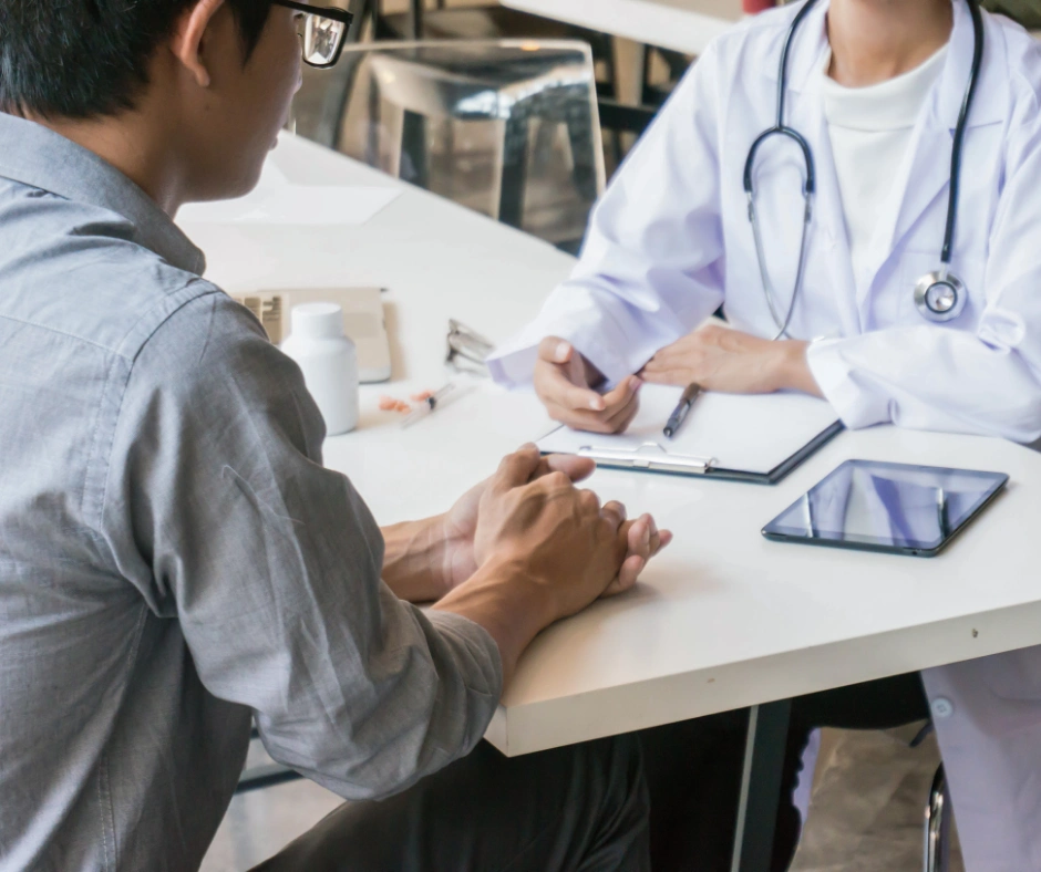 persona yendo al médico por somatizar