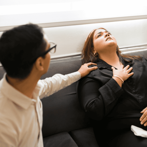 mujer con un ataque de pánico