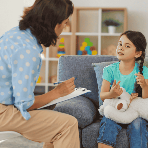 Niña expresandose en terapia infantil