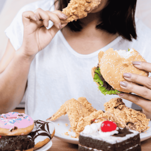 mujer comiendo por trastorno de la alimentacion