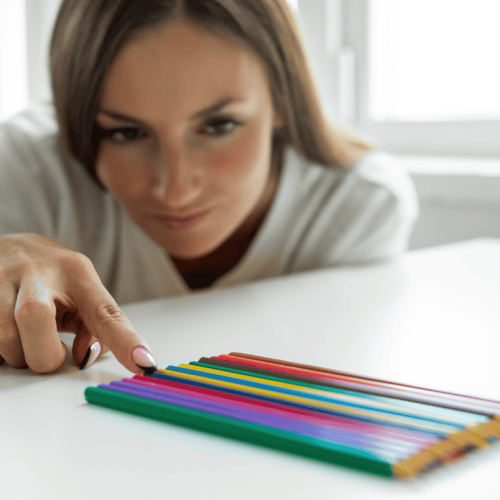 mujer con TOC colocando lápices